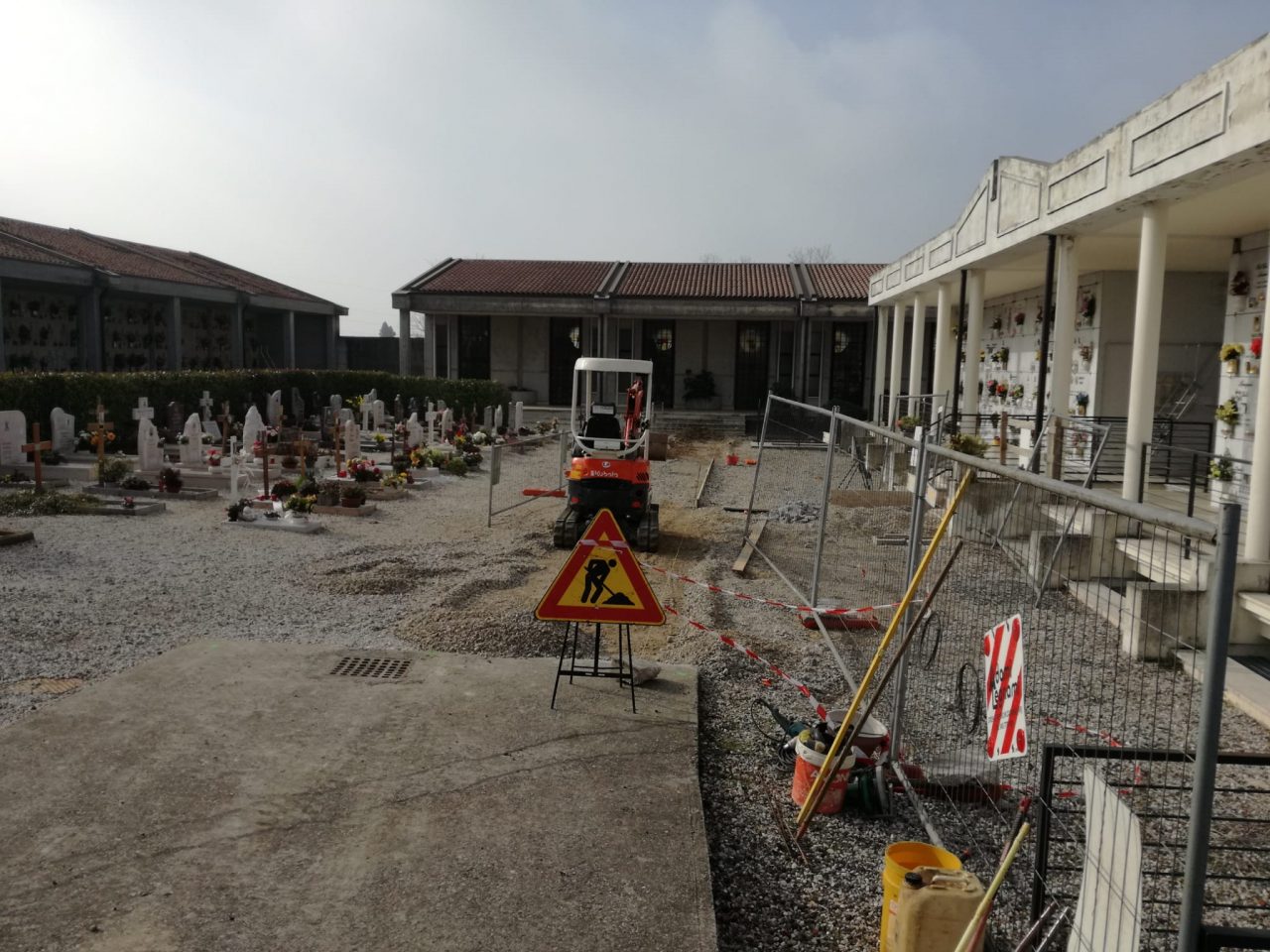 Abbattimento delle barriere architettoniche, riprendono i lavori al cimitero