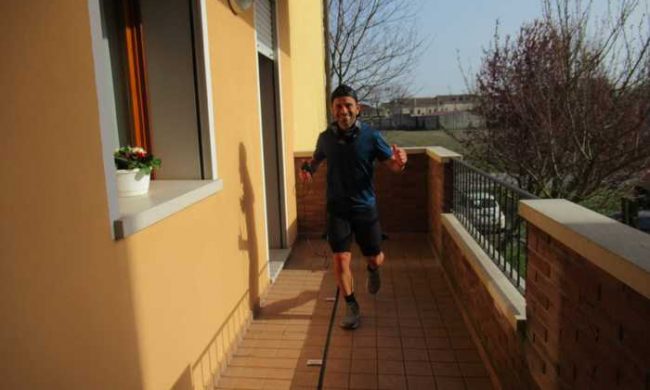 L’incredibile impresa del runner: corre 100 chilometri sul balcone