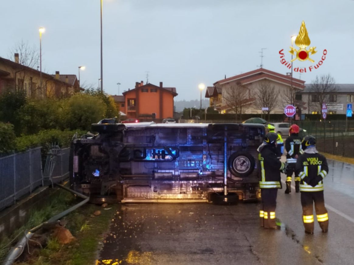 Furgone esce di strada e si capovolge, due i feriti