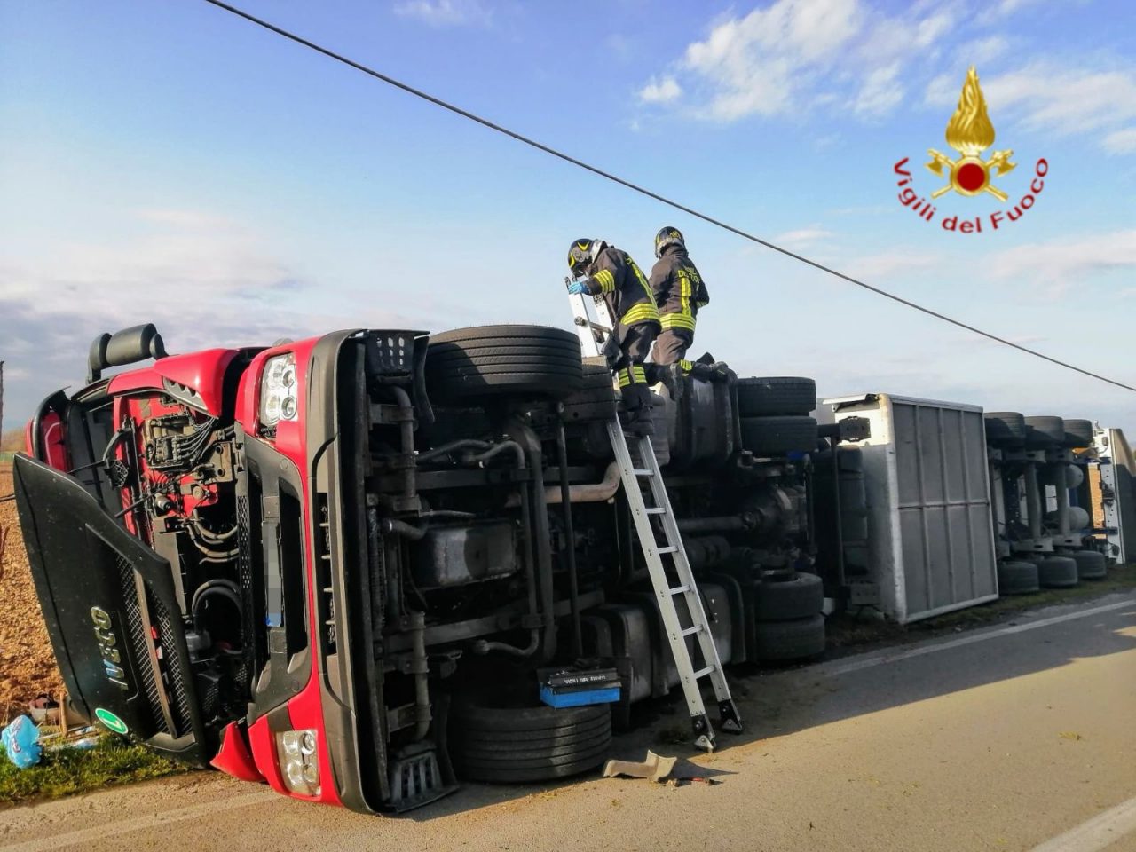Autoarticolato che trasportava carne esce fuori strada e si rovescia