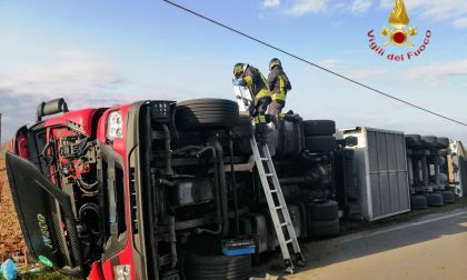 Autoarticolato che trasportava carne esce fuori strada e si rovescia