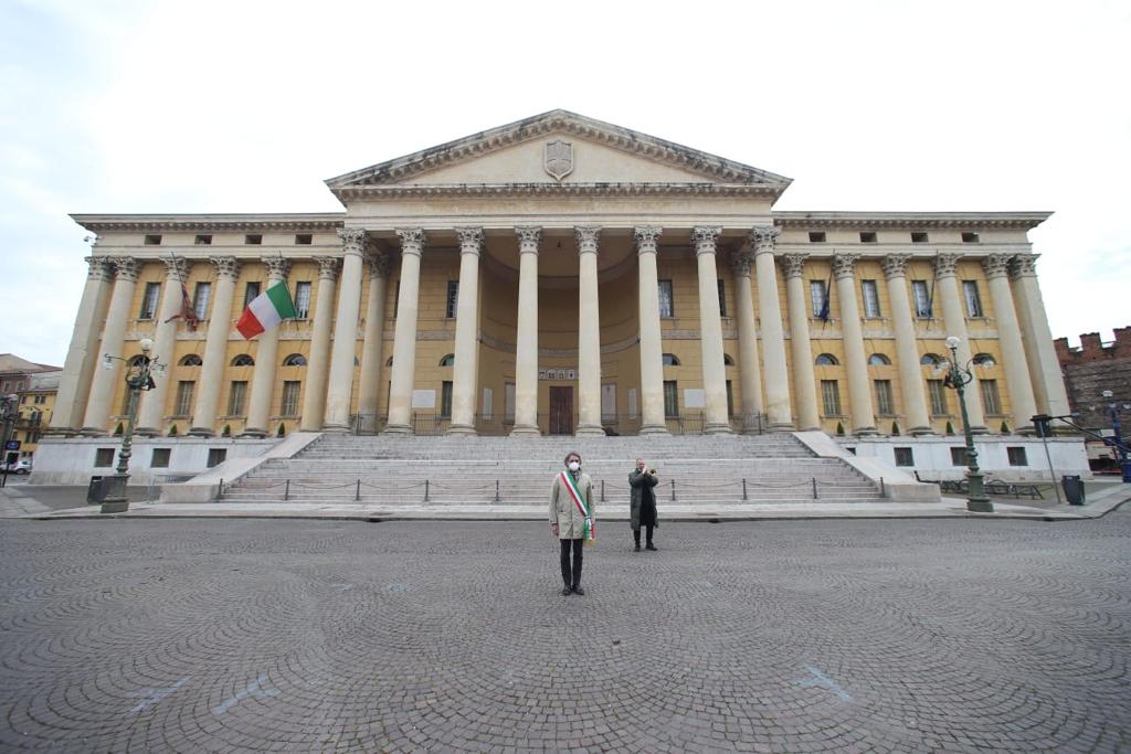 Bandiere a mezz’asta e un minuto di silenzio. Sboarina: “Ce la faremo, non deve prevalere lo sconforto” VIDEO
