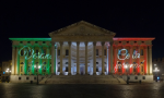 Palazzo Barbieri illuminato con il tricolore per incoraggiare i cittadini