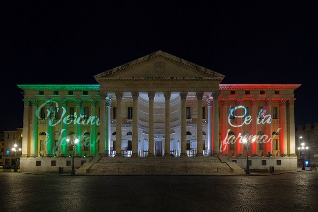 Palazzo Barbieri illuminato con il tricolore per incoraggiare i cittadini