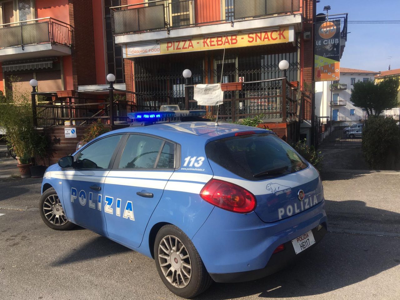 Serve kebab ai clienti senza mascherina e guanti, ignorando i divieti di apertura