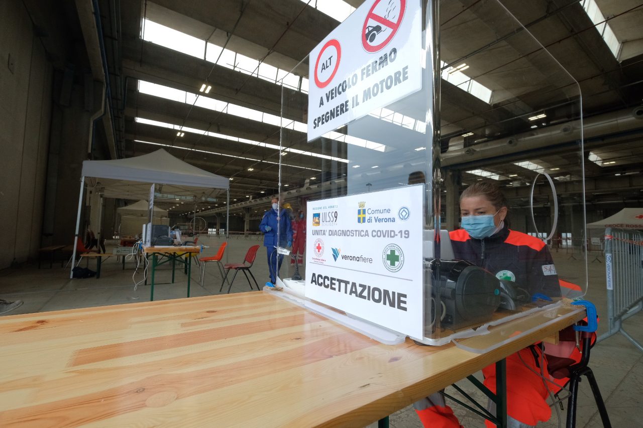 Oltre 175 tamponi “Drive-in” al giorno nella zona fiera a Verona, partiti anche a Legnago