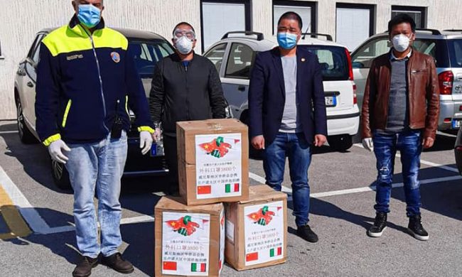 Dona 4mila mascherine al Comune, dopo si ferma a bere un caffè e viene multato