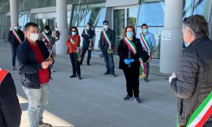 Sindaci protestano davanti all’ospedale di Schiavonia, multati per assembramento