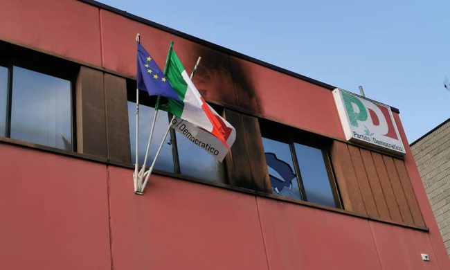 Molotov contro la sede del Pd Vicenza, solidarietà da Verona: “Un fatto gravissimo che non farà arretrare la nostra comunità”