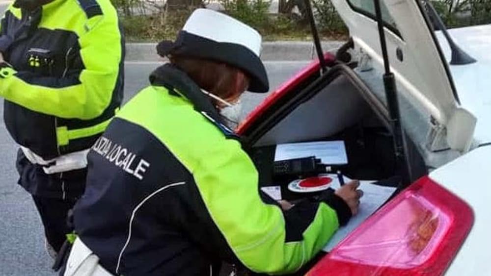 Taglia l’erba a un conoscente, riceve una multa di 400 euro