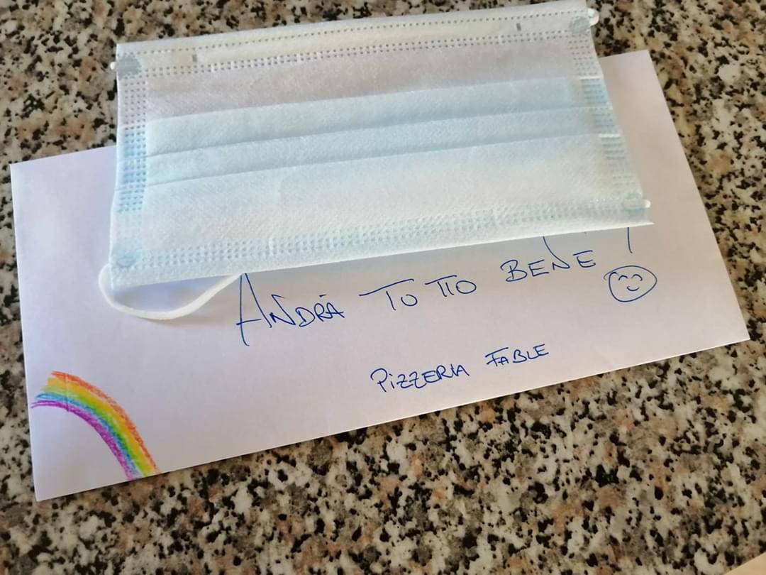 Lili e Marco Wang regalano mascherine a domicilio, la busta è decorata dai tre figli
