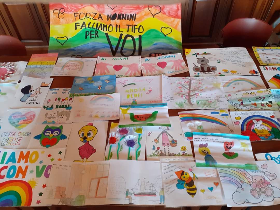 “Forza nonnini, facciamo il tifo per voi”, i disegni dei bambini per la casa di riposo