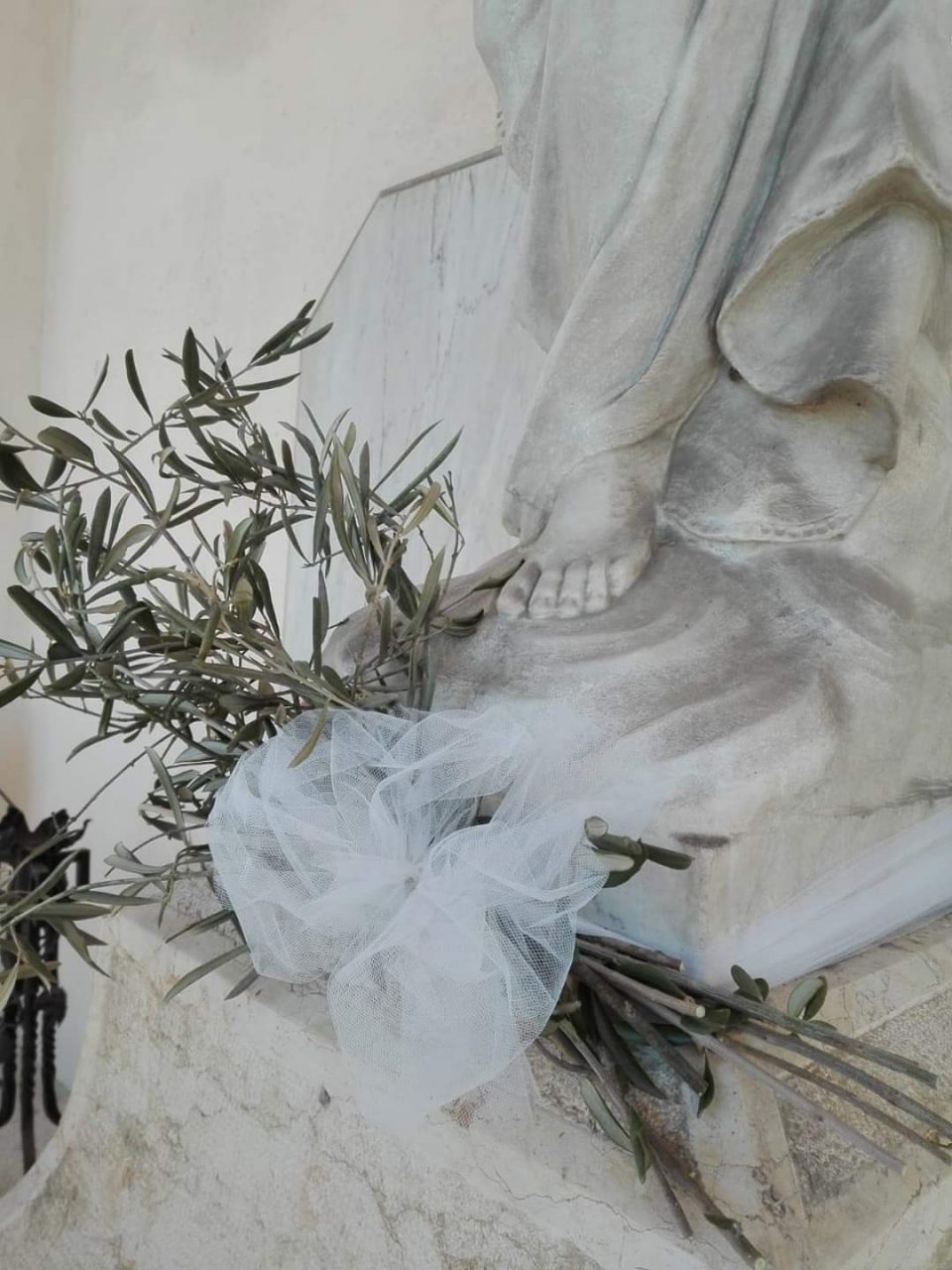 Cimitero accudito dai volontari, un ramoscello di olivo benedetto su ogni tomba