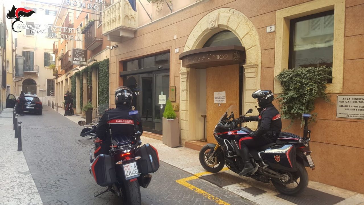 Arrestato 46enne mentre stava scardinando la porta di un albergo