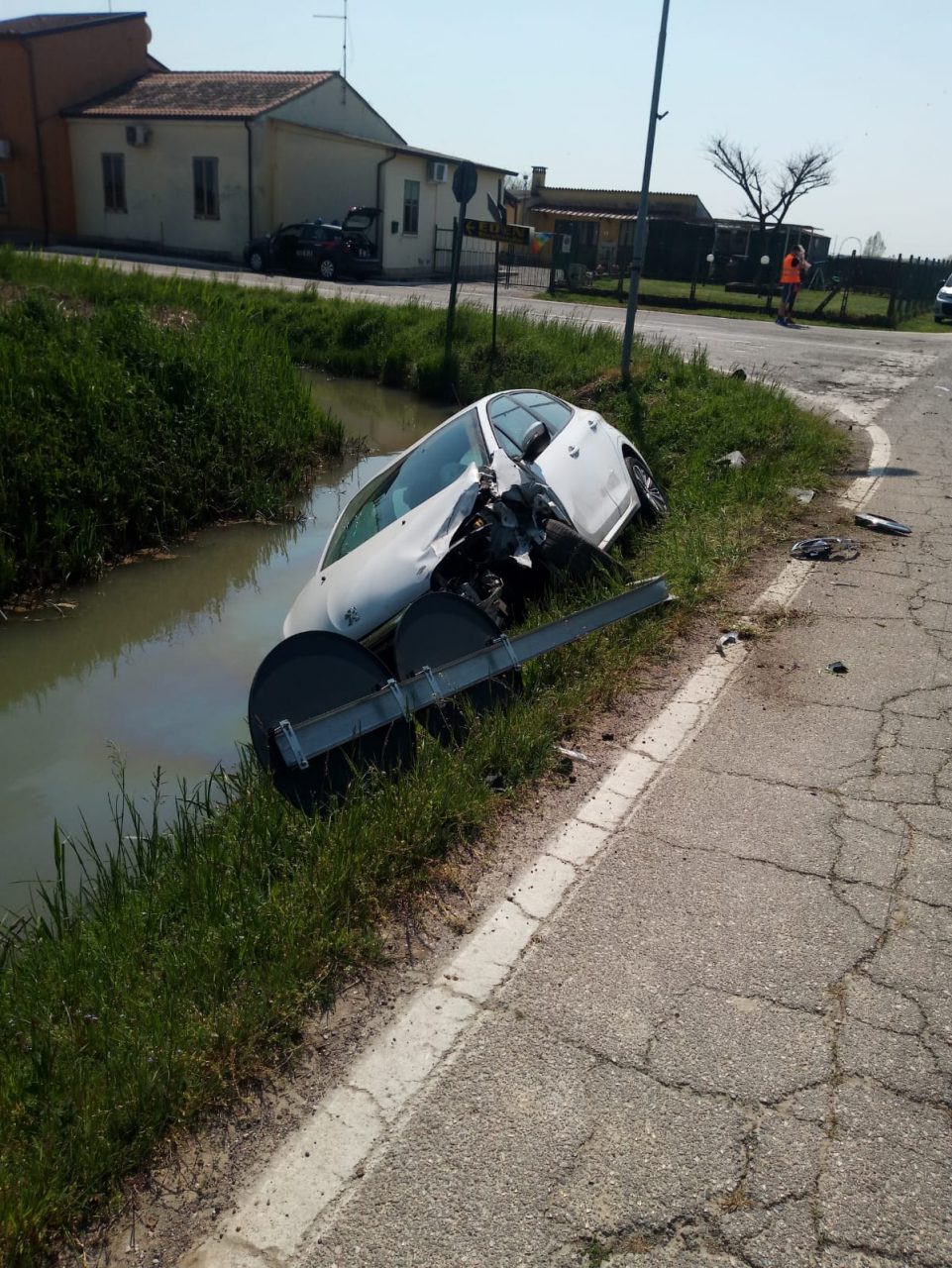 Provoca un incidente sbalzando l’auto nel fosso, salva la donna ma si dà alla fuga per non essere riconosciuto