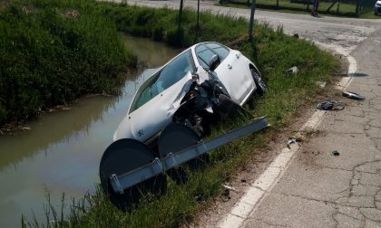 Provoca un incidente sbalzando l'auto nel fosso, salva la donna ma si dà alla fuga per non essere riconosciuto