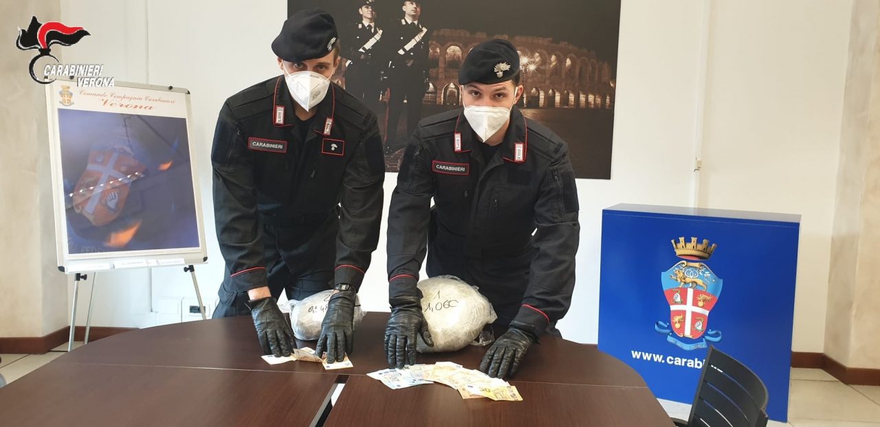 Scambio sospetto di una borsa in stazione, arrestati per detenzione di marijuana