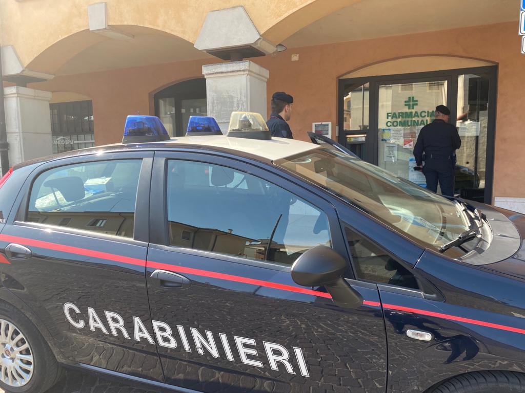 Trova la farmacia chiusa, 80enne vaga per il paese in cerca di aiuto, soccorsa dai Carabinieri