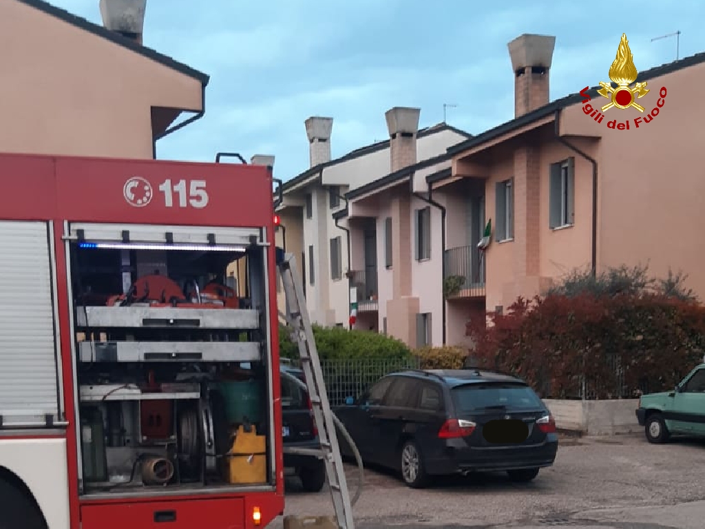 Auto in fiamme nel garage, ingenti danni alla villetta a schiera a Cerea
