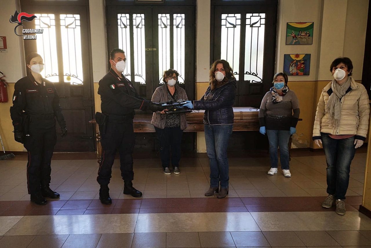 Carabinieri di Castagnaro consegnano computer portatili a Villabartolomea per le attività didattiche
