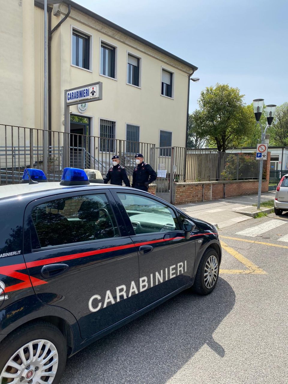 Lite tra vicini, intervengono i Carabinieri che vengono aggrediti da padre e figlio 16enne