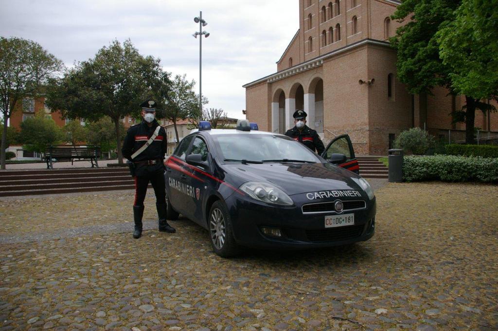 Corrono nudi in mezzo alla strada, sanzionati e deferiti alla Procura per atti osceni