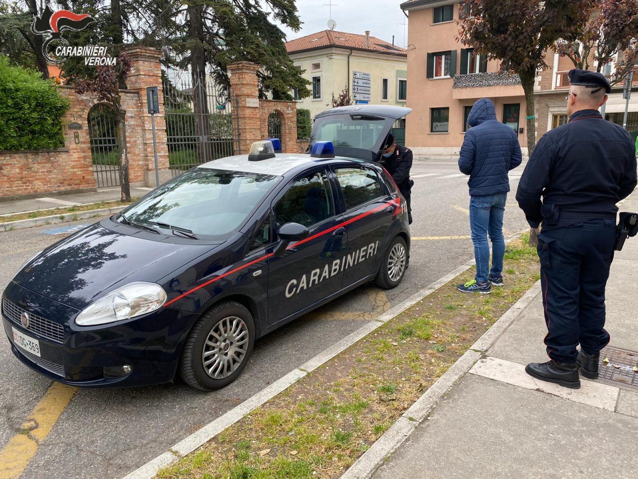 Viene fermato per un controllo a Bovolone, tenta la fuga e getta a terra la droga
