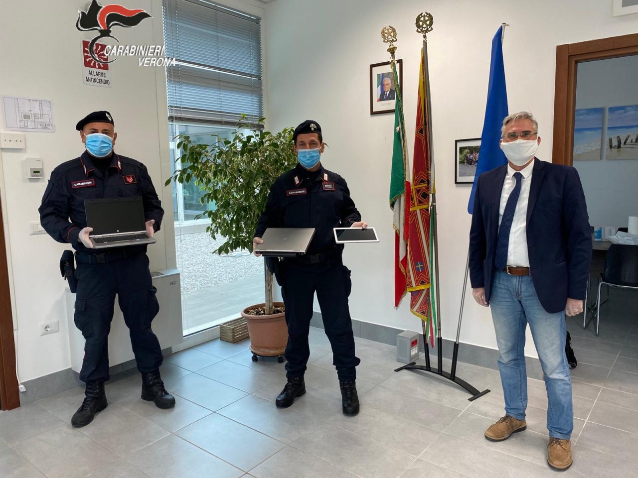 Carabinieri donano a 24 studenti di Dossobuono pc e tablet per seguire le lezioni da casa