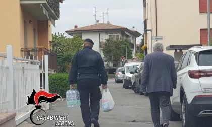 Anziano a piedi affaticato dal peso della spesa viene aiutato dai Carabinieri