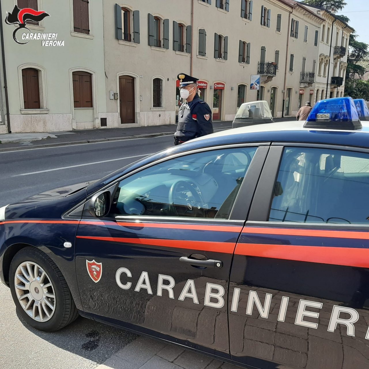 Passeggia senza mascherina, al controllo gli trovano un coltello a serramanico e della marijuana