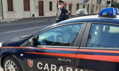 Passeggia senza mascherina, al controllo gli trovano un coltello a serramanico e della marijuana