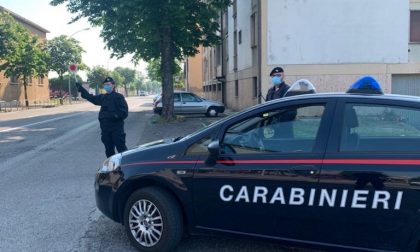 Carabinieri consegnano la pensione a una coppia di anziani a Verona