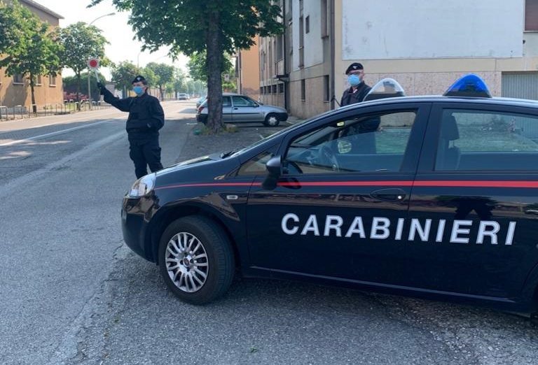 Grida a torso nudo contro i passanti a Verona bloccando la circolazione degli autobus