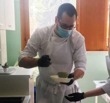 Chef Giacomo Sacchetto ha cucinato il pranzo di Pasqua per pazienti e operatori all’Ospedale Covid-19 di Marzana
