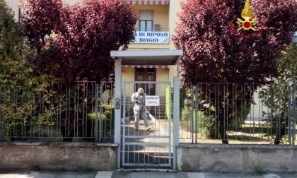 Disinfezione delle aree esterne dell'ospedale e dell'adiacente casa di riposo a Bovolone