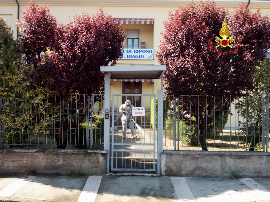 Disinfezione delle aree esterne dell’ospedale e dell’adiacente casa di riposo a Bovolone