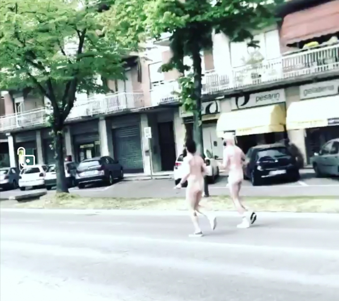 Corrono nudi in mezzo alla strada emulando i Blink 182 e i Red Hot Chili Peppers