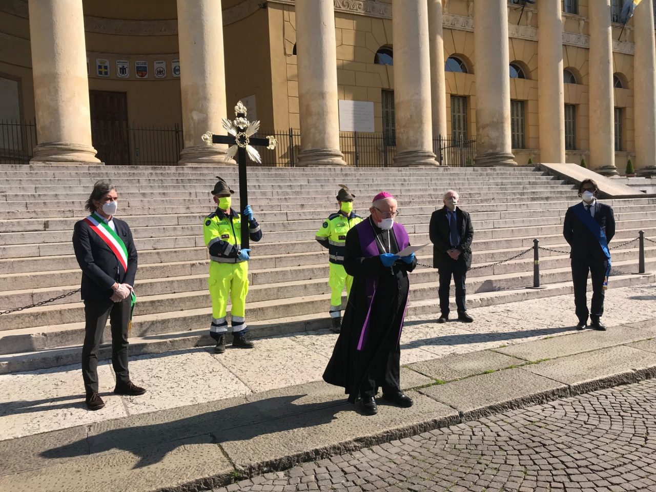 Via Crucis nei luoghi simbolo dell’emergenza. Sboarina: “Qui è presente l’intera comunità” FOTO
