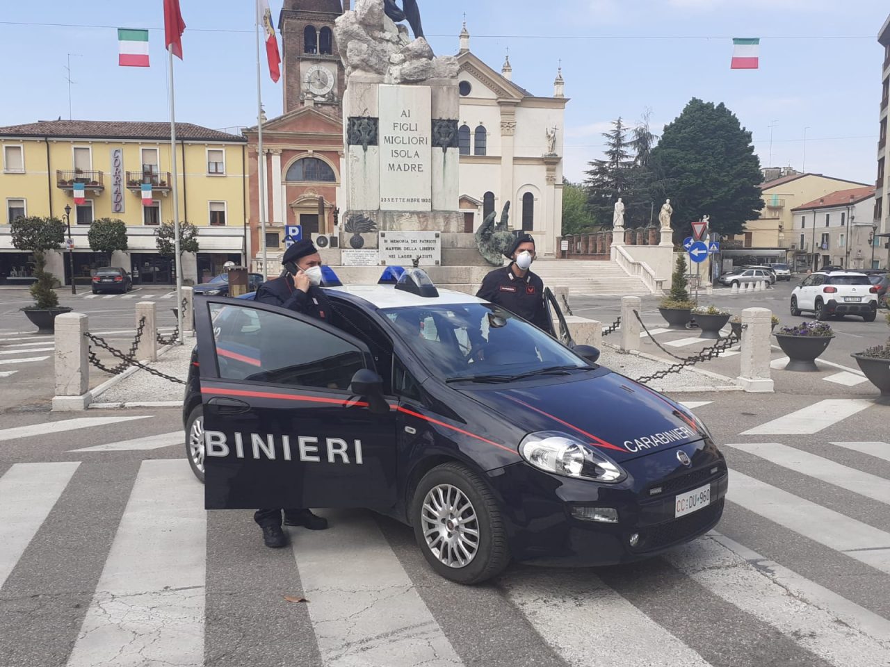 Isola della Scala, aggredisce i Carabinieri e poi si denuda: sedato e denunciato