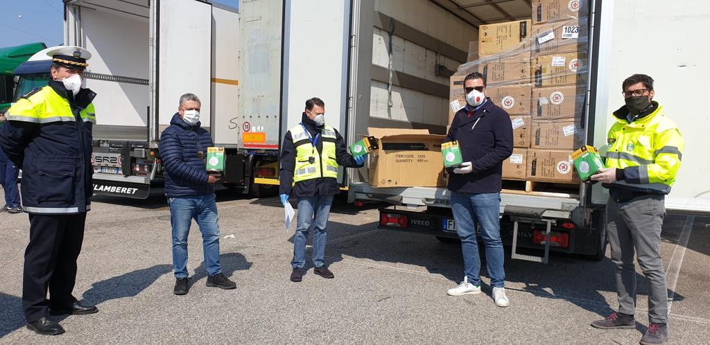Arrivate 10mila mascherine da Hangzhou: “I tempi duri non durano, le persone forti sì”