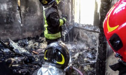 Incendio villetta a Sona, completamente distrutto il primo piano VIDEO e FOTO