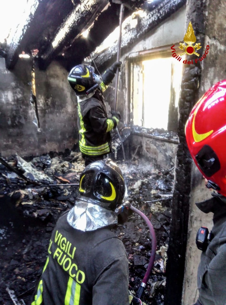 Incendio villetta a Sona, completamente distrutto il primo piano VIDEO e FOTO