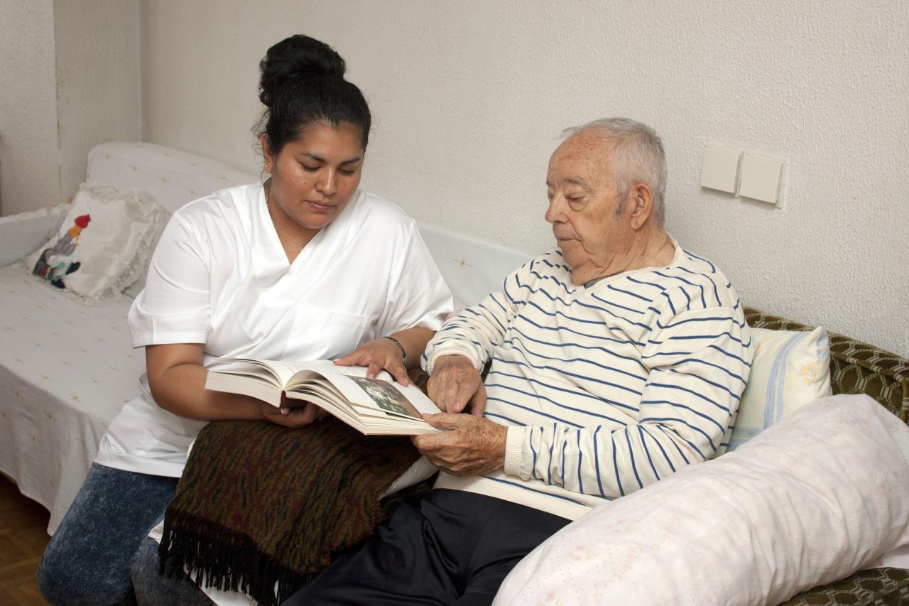 Supporto a domicilio con consulenze, video e attività per i famigliari dei malati di Alzheimer