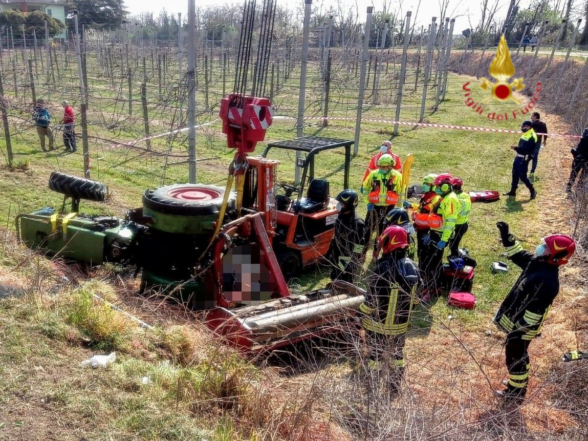 Trattore si ribalta, l’uomo che era rimasto intrappolato ha riportato diversi traumi