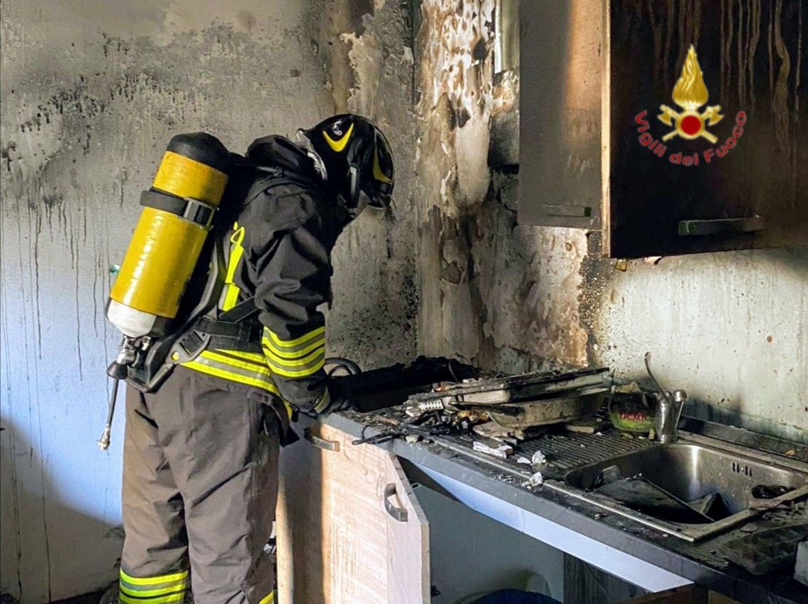 Prende fuoco la cucina del Bed and Breakfast, distrutto parte dell’arredamento