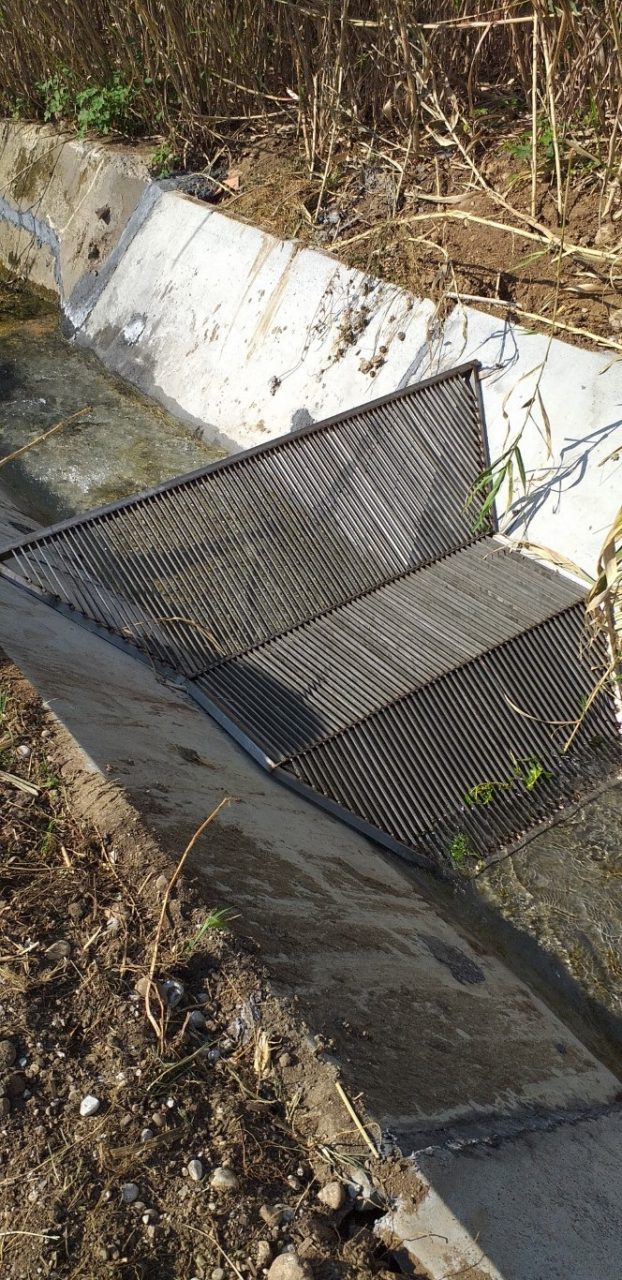 Avesa, bonifica del torrente con installazione della griglia per il deflusso acque e raccolta rifiuti
