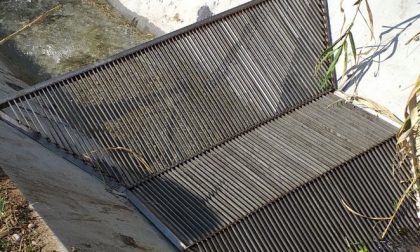 Avesa, bonifica del torrente con installazione della griglia per il deflusso acque e raccolta rifiuti