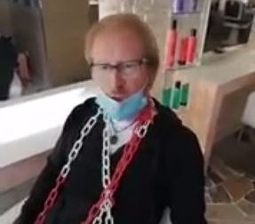 Parrucchieri padovani si incatenano in negozio: la protesta contro il Governo VIDEO