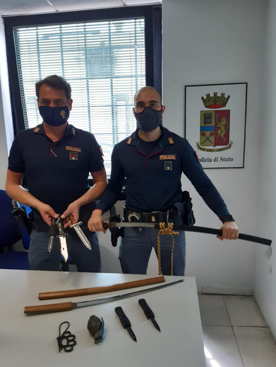 Sequestrati in un appartamento katane, una granata e coltelli da collezione detenuti illegalmente