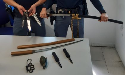 Sequestrati in un appartamento katane, una granata e coltelli da collezione detenuti illegalmente
